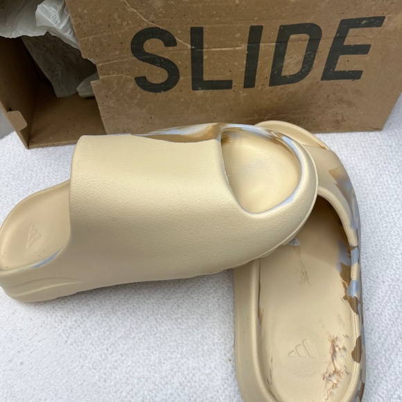 Yeezy Slides - NEW